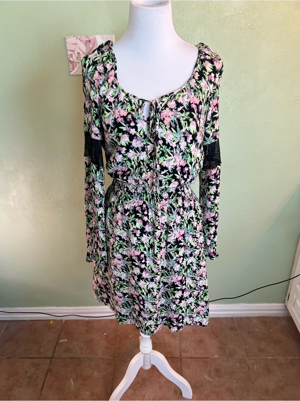 Princess Vera Wang -Boho Floral Tie-Front Long Sleeve Dress in Black and Pink